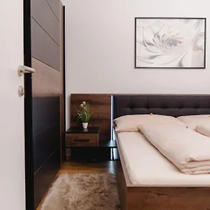 10 Minutes To The Center, 2 Minutes To The Metro Apartment